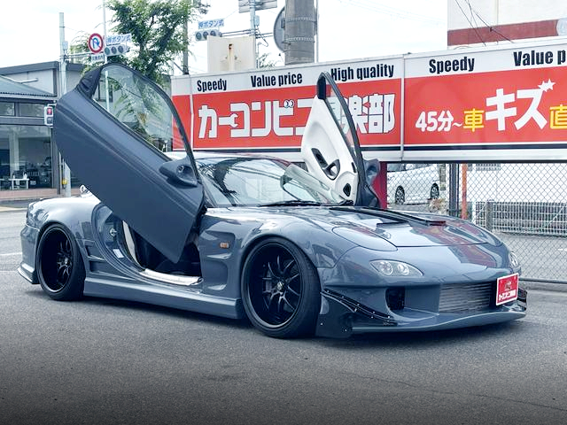 Scissor doors of FD3S RX-7 TYPE-RS.