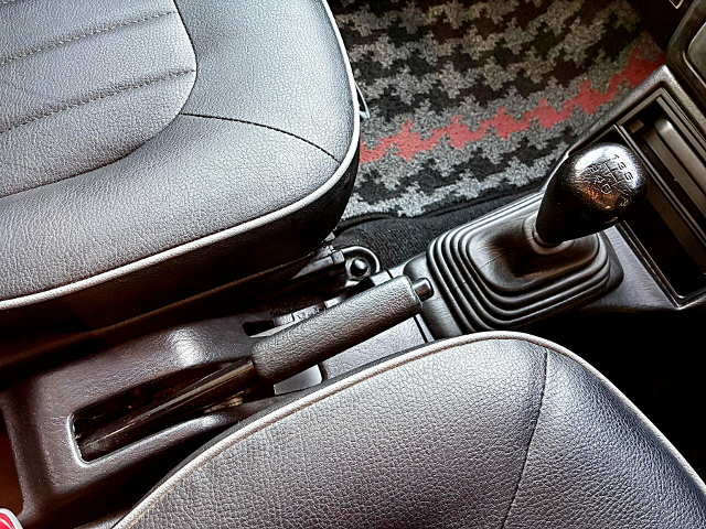 5-Speed manual shift knob of L700S DAIHATSU MIRA GINO.