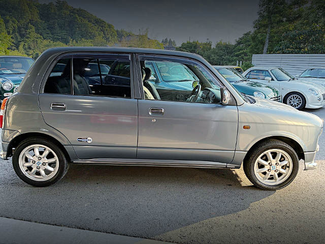 Side exterior of L700S DAIHATSU MIRA GINO.