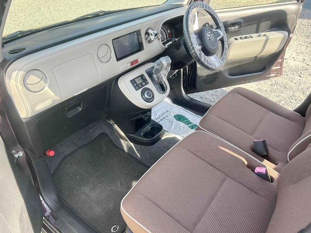 Interior of L675S MIRA COCOA PLUS X.