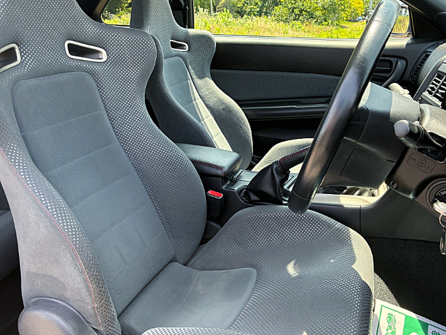Seats exterior of R34 SKYLINE GT-R V-SPEC MIDNIGHT PURPLE III.