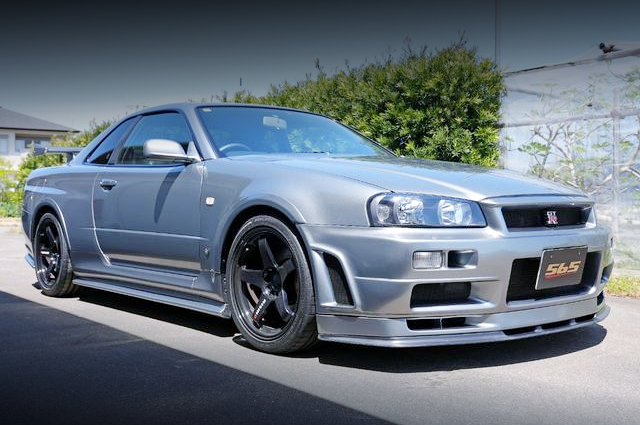Front exterior of R34 SKYLINE GT-R V-SPEC II.