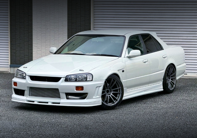 Front exterior of R34 SKYLINE 4-DOOR.