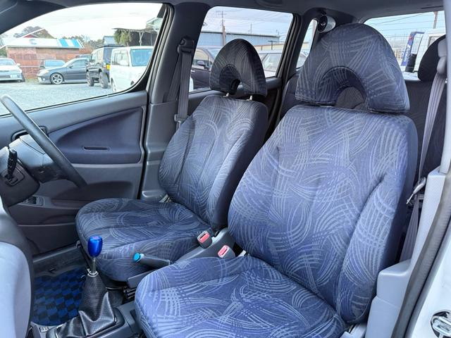 Seats of DAIHATSU YRV.