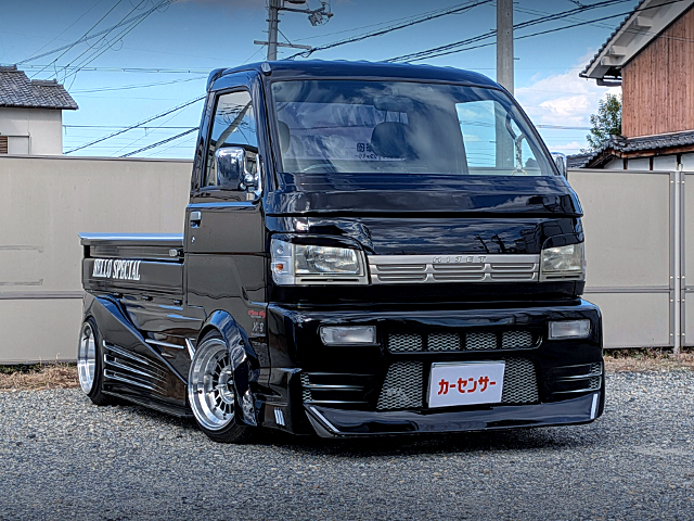 Front exterior of HELLO SPECIAL WIDEBODY HIJET TRUCK.