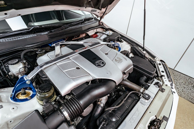 3UZ-FE 4300cc V8 engine.