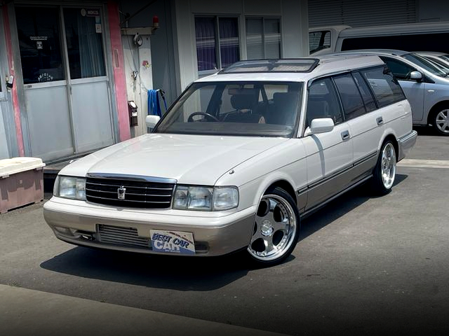 Front exterior of S130 CROWN STATION WAGON.