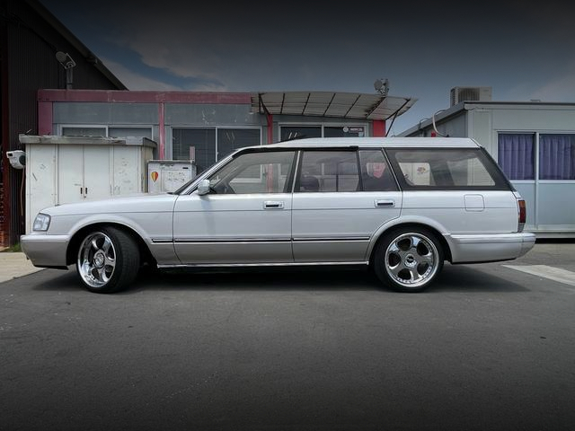 Side exterior of S130 CROWN STATION WAGON.