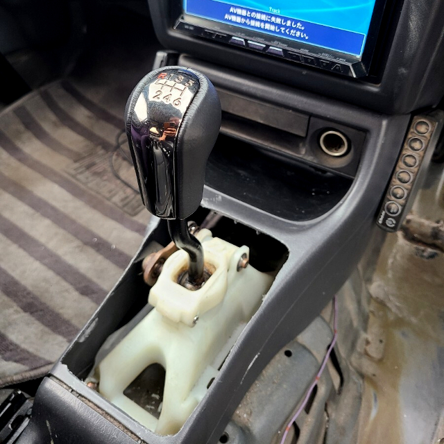 6-SPEED MANUAL Shift knob.