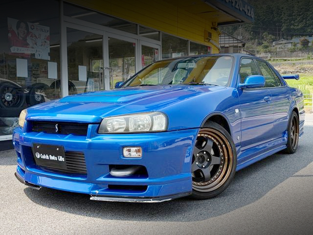 Front exterior of ER34 SKYLINE 4-DOOR 25GT TURBO.