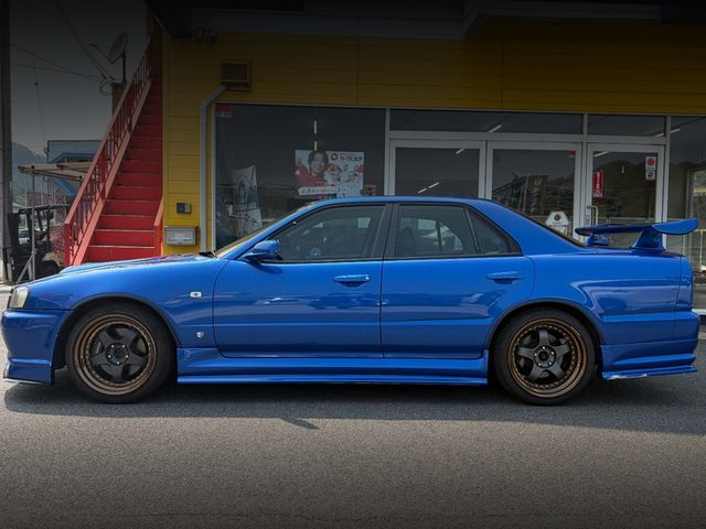 Side exterior of ER34 SKYLINE 4-DOOR 25GT TURBO.
