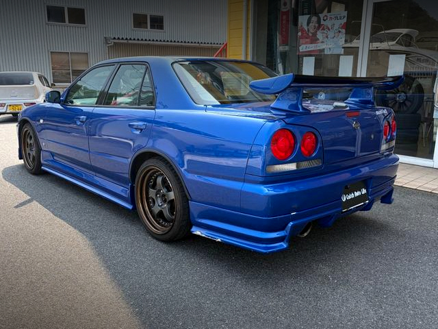 Rear exterior of ER34 SKYLINE 4-DOOR 25GT TURBO.