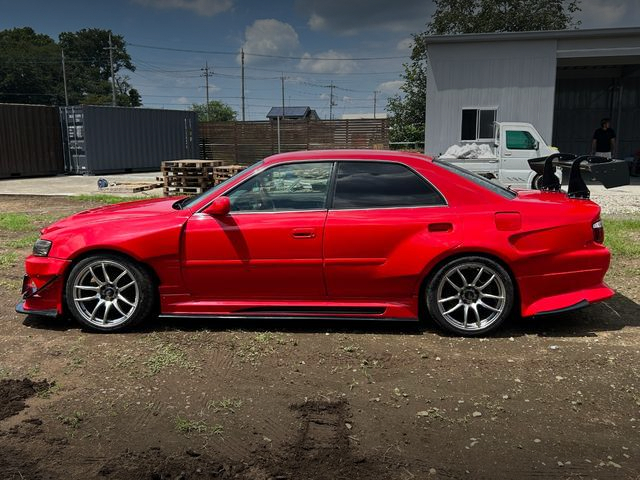 Side exterior of KAZAMA WIDBODY JZX100 CHASER TOURER-V.