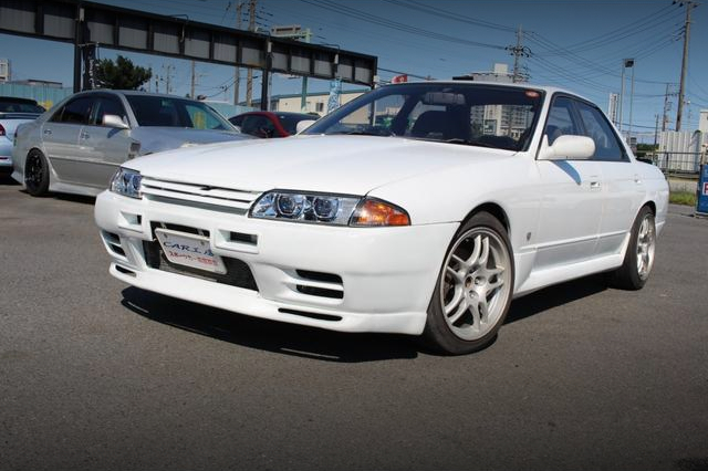Front exterior of R32 SKYLINE 4-DOOR GTS-4.