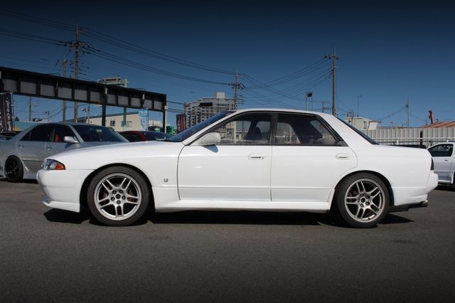 Side exterior of R32 SKYLINE 4-DOOR GTS-4.