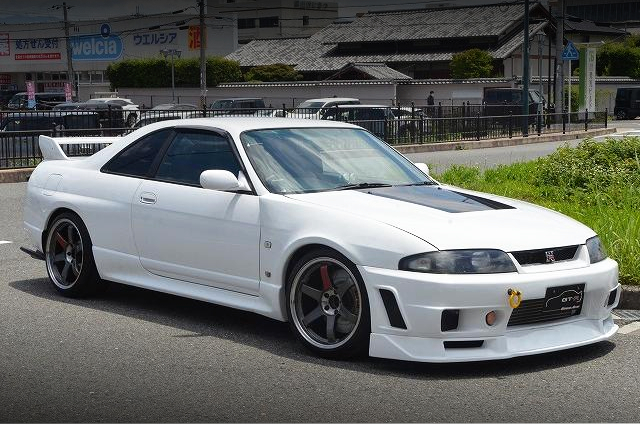 Front exterior of R33 SKYLINE GT-R.