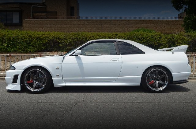 Side exterior of R33 SKYLINE GT-R.