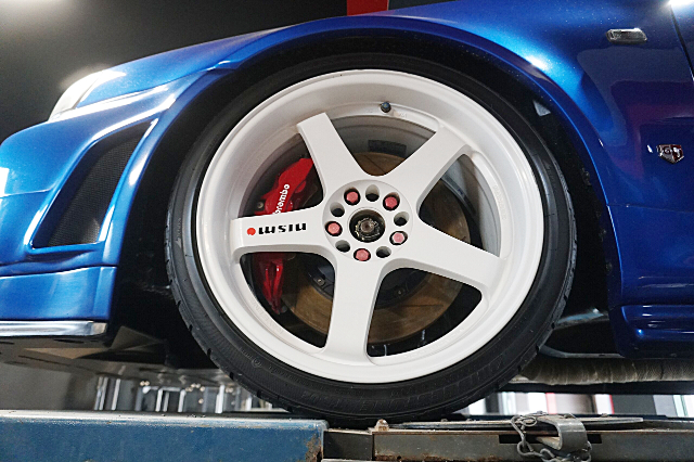 Brembo Big caliper installed R34 SKYLINE GT-R V-SPEC.