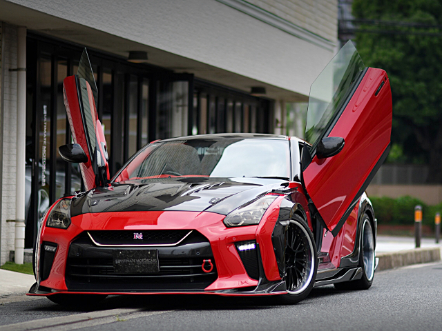 Scissor doors of TOPSECRET COMPLETE CAR R35 NISSAN GT-R PURE EDITION.