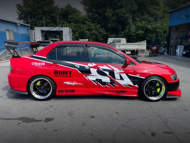 Right-Side exterior of APR livery LANCER EVOLUTION VIII GSR.
