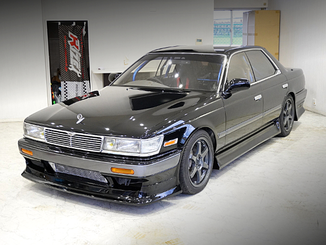 Front exterior of C33 NISSAN LAUREL.