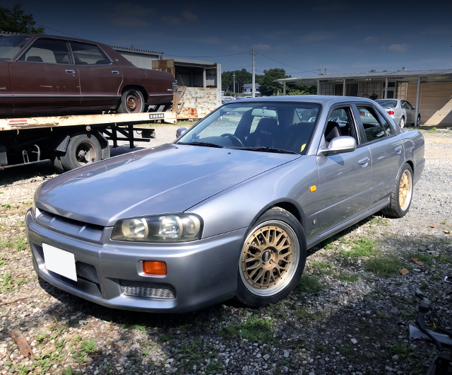 Front exterior of HR34 SKYLINE 4-DOOR.