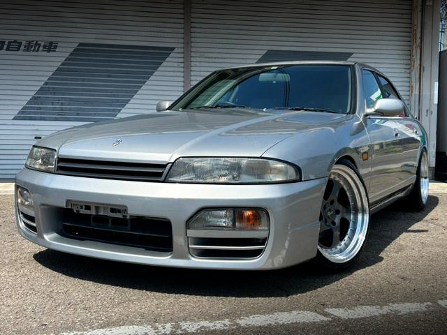 Front exterior of R33 SKYLINE 4-DOOR GTS.