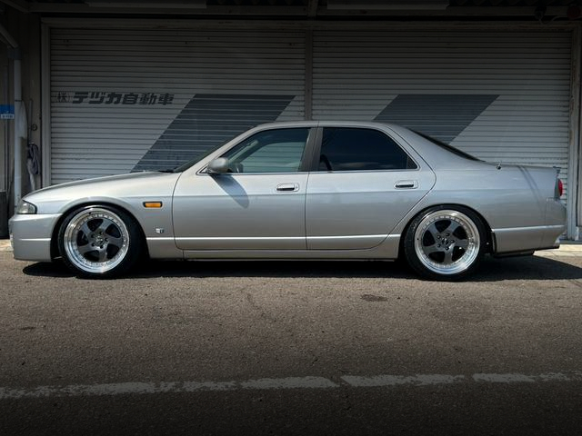 Left-Side exterior of R33 SKYLINE 4-DOOR GTS.