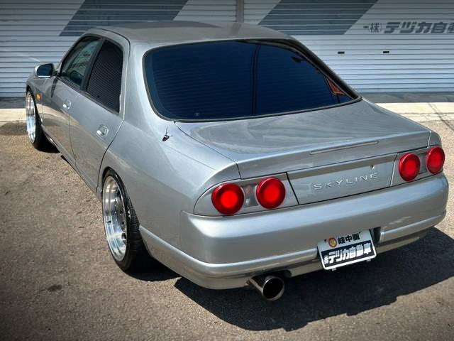 Rear exterior of R33 SKYLINE 4-DOOR GTS.
