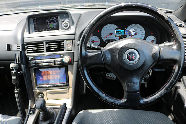 Dashboard of R34 SKYLINE GT-R V-SPEC.