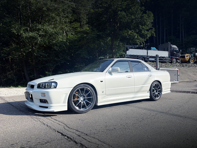 Front exterior of ER34 SKYLINE 4-DOOR 25GT.