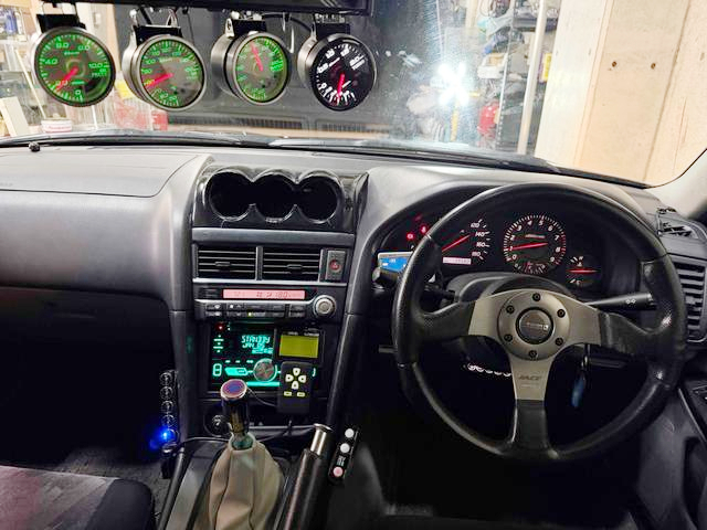 Dashboard of GT-R faced R34 SKYLINE 4-DOOR GT.