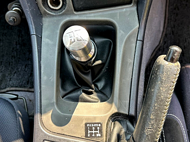 Shift knob of R34 SKYLINE 4-DOOR.