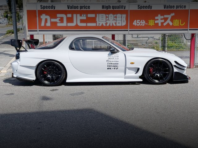 Side exterior of R-MAGIC WIDEBODY FD3S RX-7.