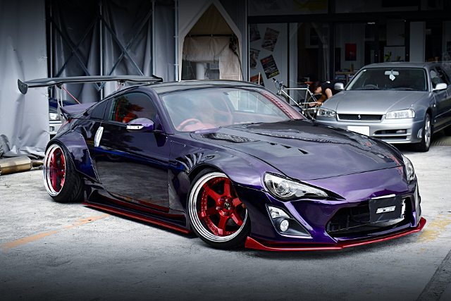 Front exterior of TOYOTA 86 face and WIDEBODY modified Z33 FAIRLADY Z.