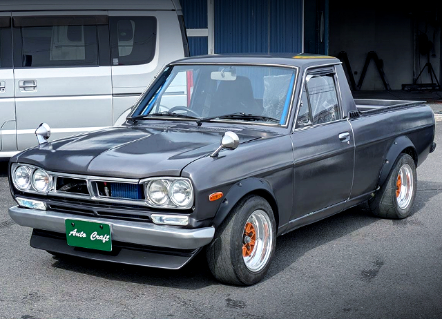 Front exterior of HAKOSUKA faced SUNNY TRUCK.