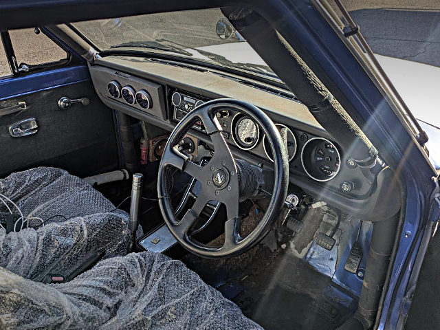 Dashboard of HAKOSUKA faced SUNNY TRUCK.