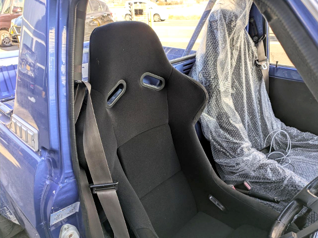 Seats of HAKOSUKA faced SUNNY TRUCK.