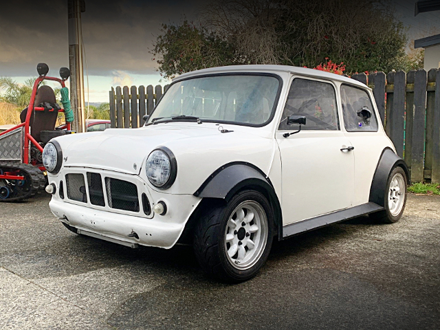 Front exterior of CLASSIC MINI.