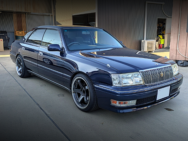 Front exterior of JZS155 TOYOTA CROWN.