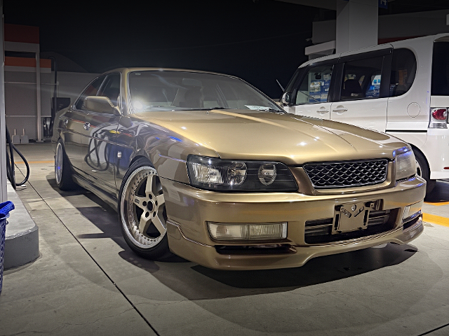 Front exterior of C35 NISSAN LAUREL.