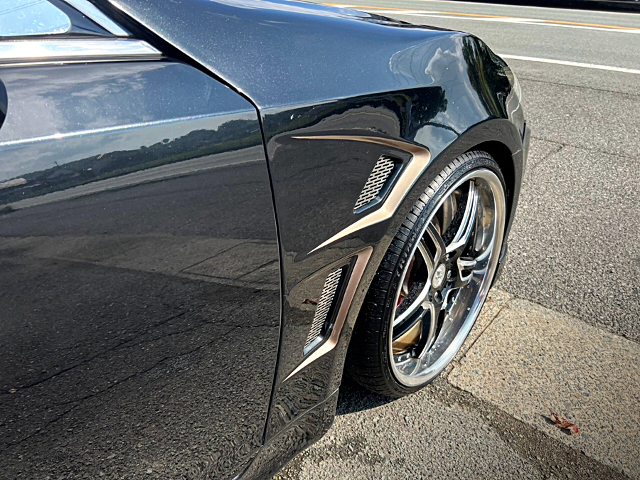 Front Rim of SENSE BRAND DEMO CAR AWS210 CROWN HYBRID ATHLETE S BLACK STYLE.