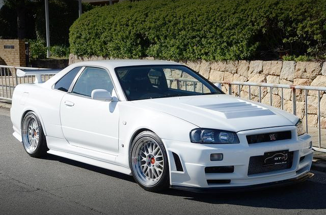 Front exterior of 580PS R34 SKYLINE GT-R V-SPEC.