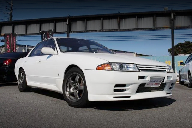 Front exterior of R32 SKYLINE 4-DOOR GTS-4.