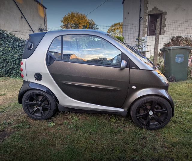 Right-Side Exterior of 1st Gen SMART.