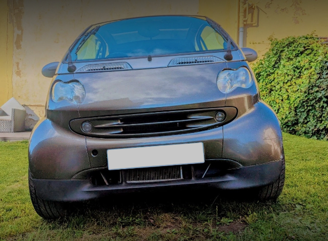Front Exterior of 1st Gen SMART.